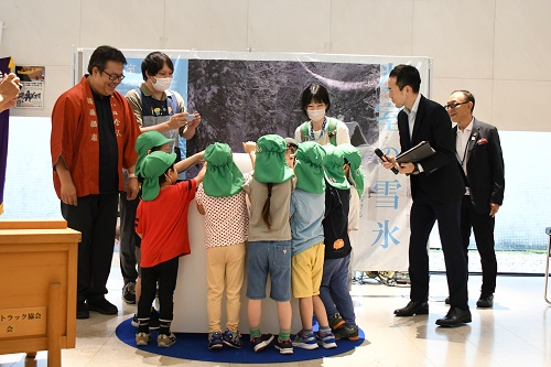 雪氷を触る近隣保育園の園児