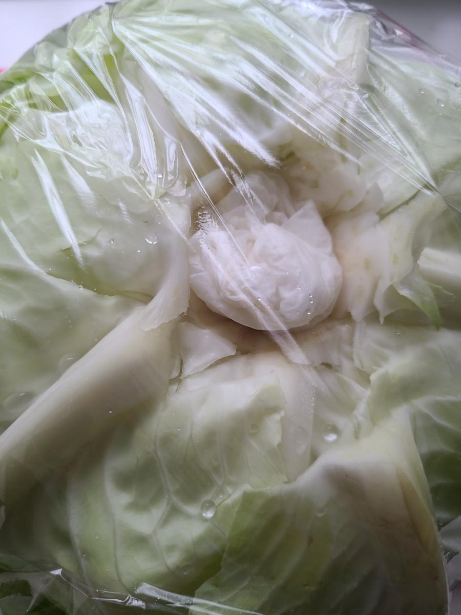 ラップで包んだキャベツの画像