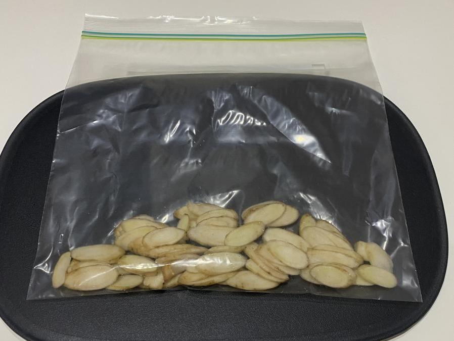 あく抜きしたごぼうを保存袋に入れた画像