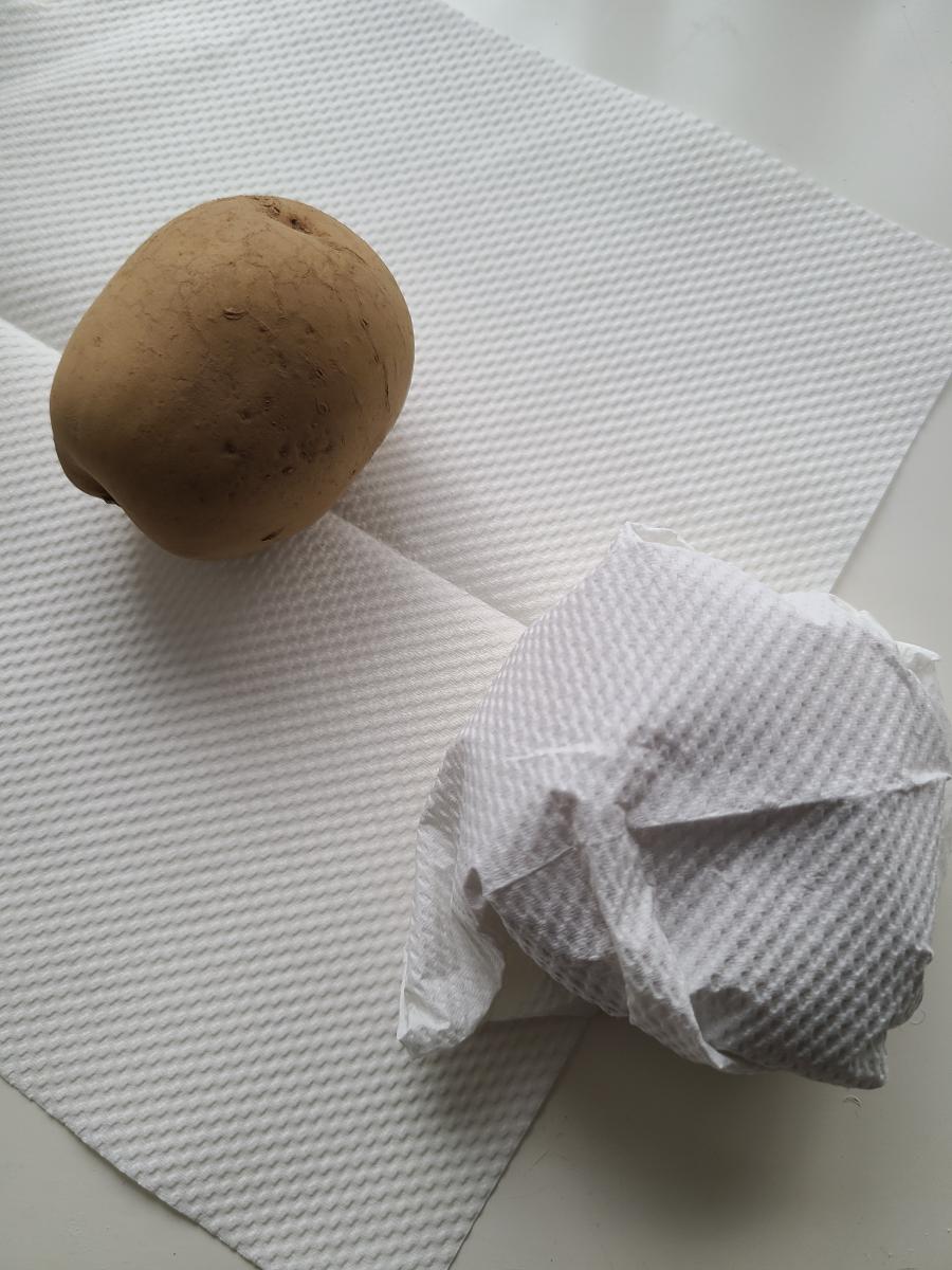 キッチンペーパーに包んだじゃがいもの画像