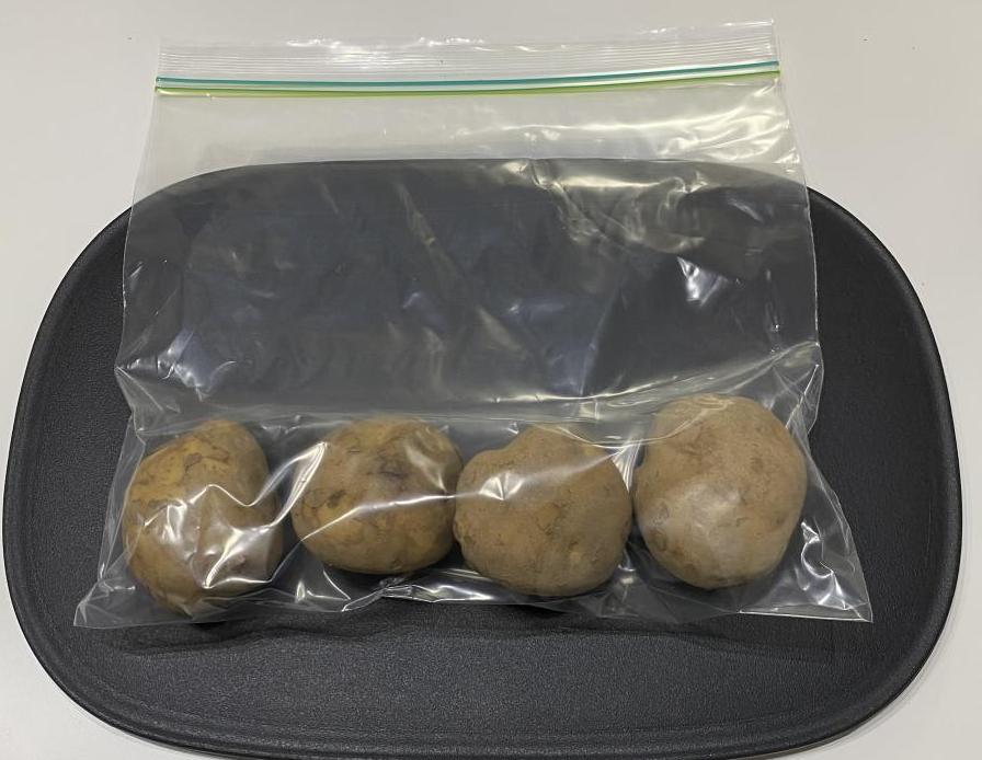 じゃがいもを保存袋に入れた画像