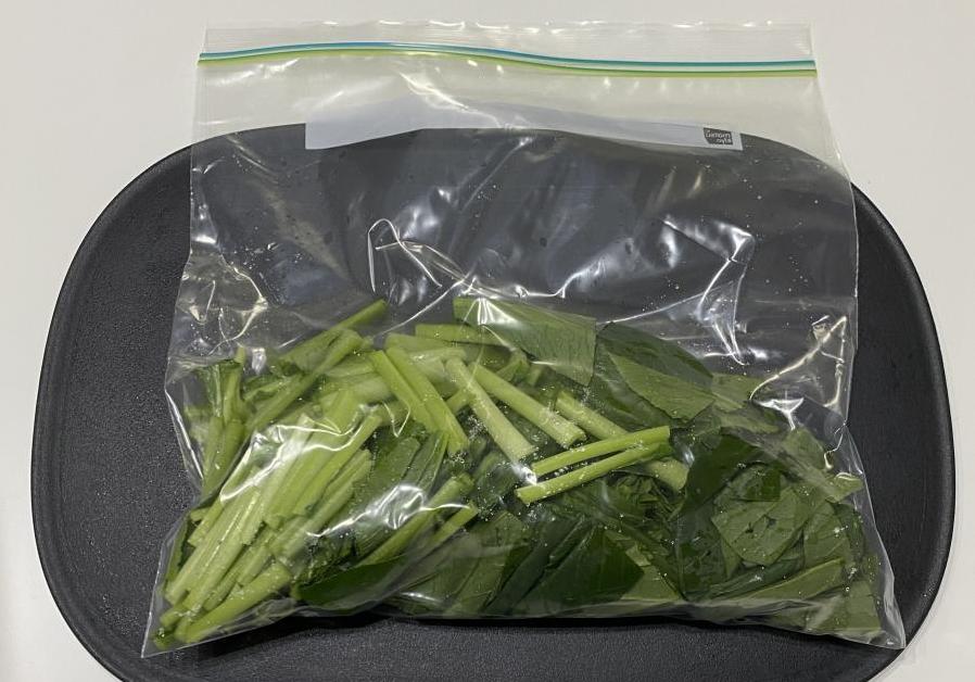 切った小松菜を保存袋に入れた画像