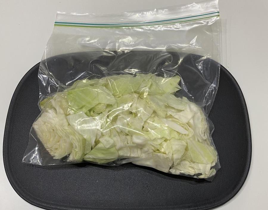 ざく切りにしたキャベツを保存袋に入れた画像