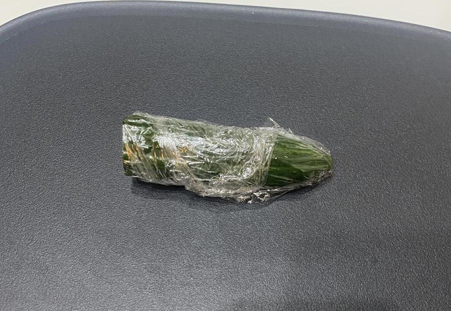 切ったきゅうりにぴったりラップをした画像