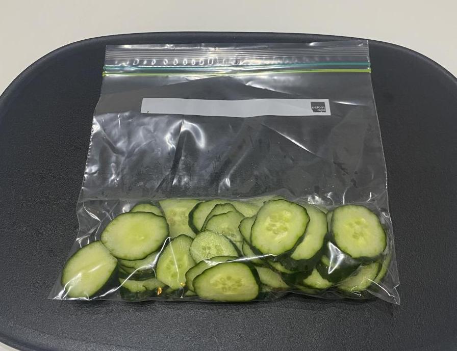 薄切りにしたきゅうりを保存袋に入れた画像