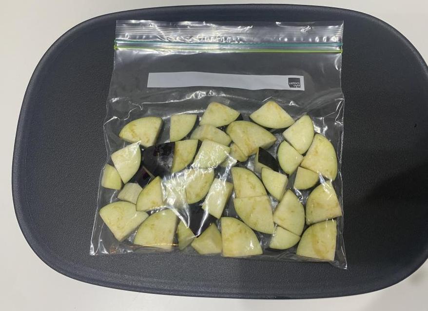 切ったなすを保存袋に入れた画像