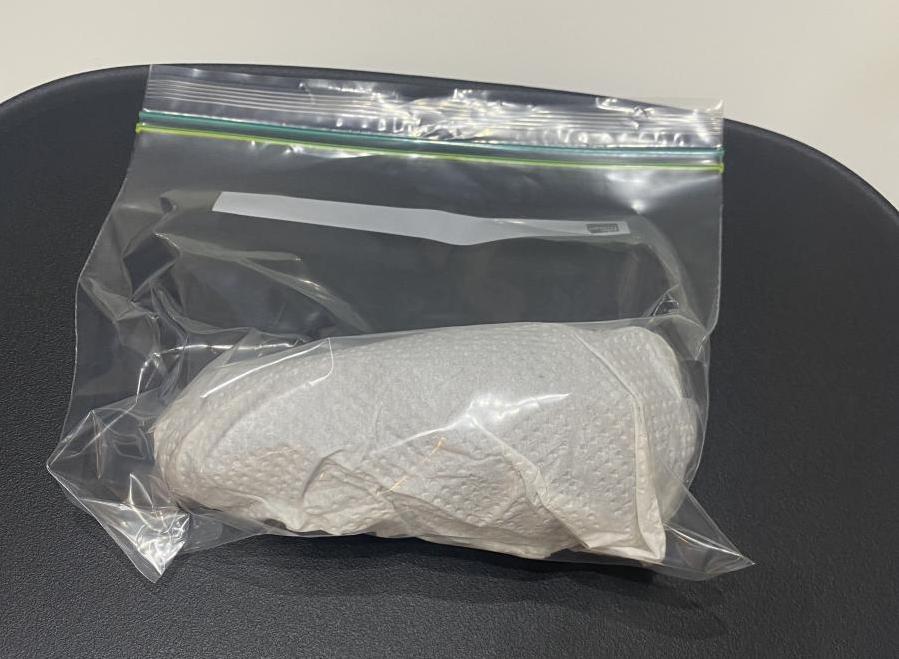 なすをキッチンペーパーで包み、保存袋に入れた画像
