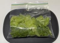 ちぎったレタスを保存袋に入れた画像