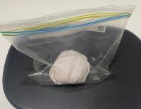 トマトをキッチンペーパーに包みへたを下にして保存袋に入れ袋を閉じずに保存している様子の画像