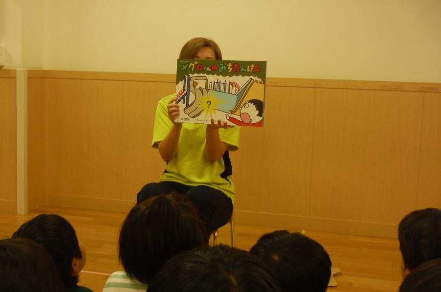 紙芝居の読み聞かせの様子