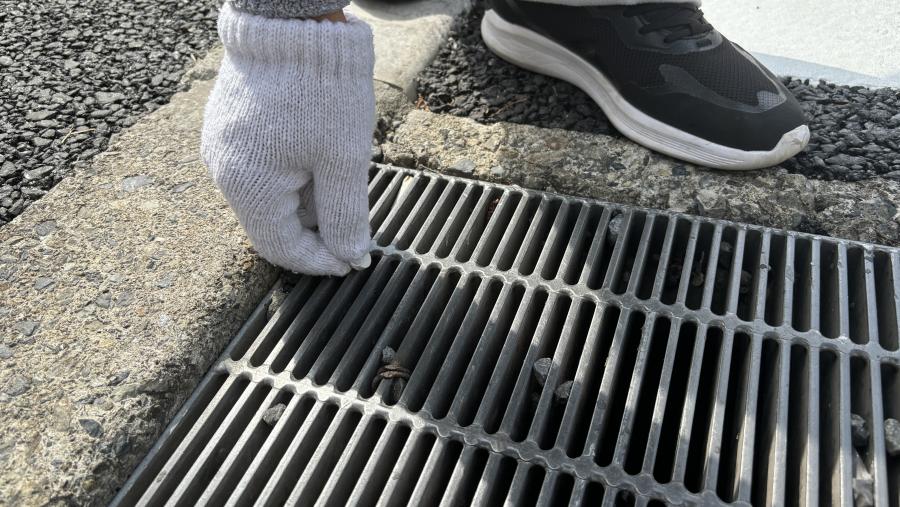 薬剤を投入する様子