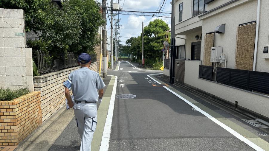 作業員が区内を歩く様子
