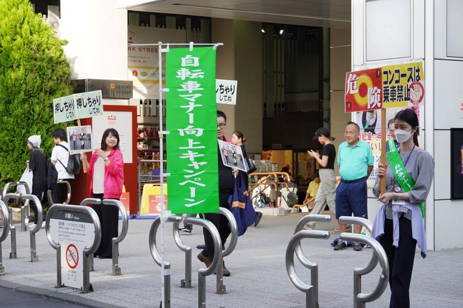 駅前でのキャンペーンの様子