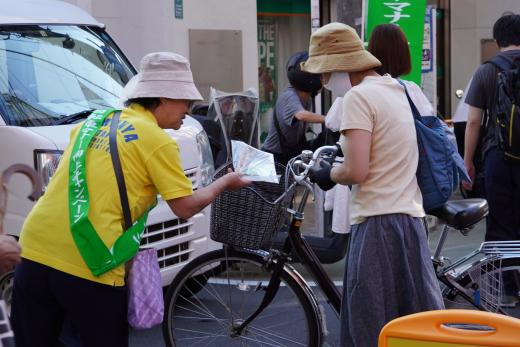 声かけをしている様子