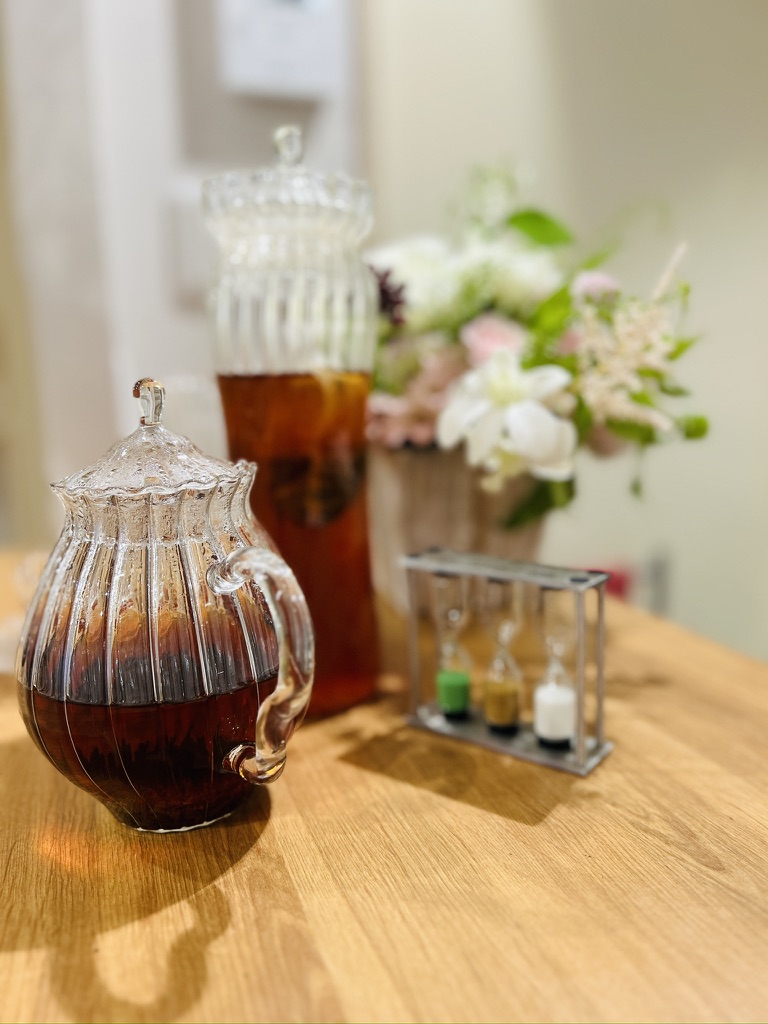 ポットに入った紅茶の画像