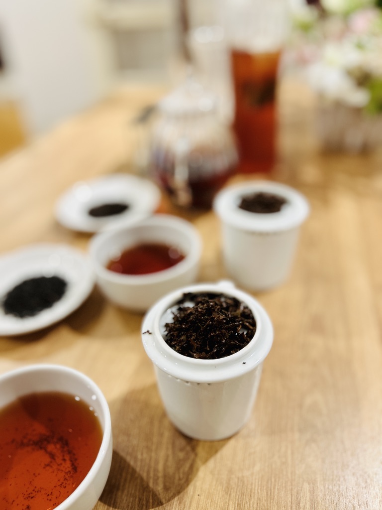 数種類の茶葉の画像