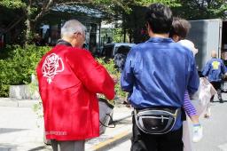 啓発品を配布する写真
