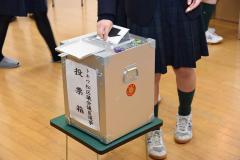 実際の投票箱を使った模擬選挙の写真1