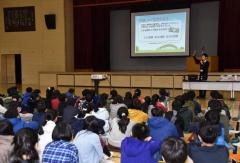 真剣に出前授業を聞く様子