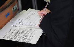 選挙公報を読むようす