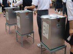 本物の選挙資機材を使用して、生徒たちは投票しました。