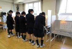 実際の投票記載台を使った模擬選挙の写真2