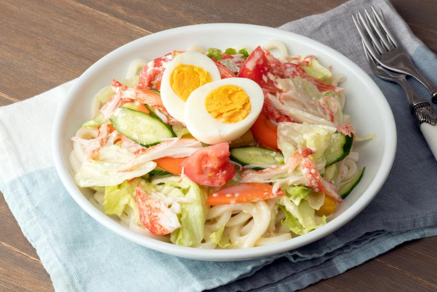 ゆで卵の「めんつゆまぜマヨ」冷やしサラダうどん