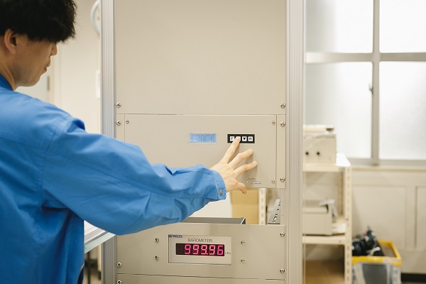 気象観測システムの動作点検作業の写真