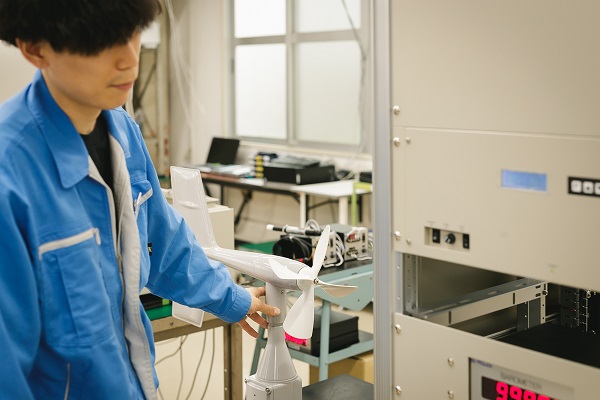 気象観測システムの動作点検作業の写真