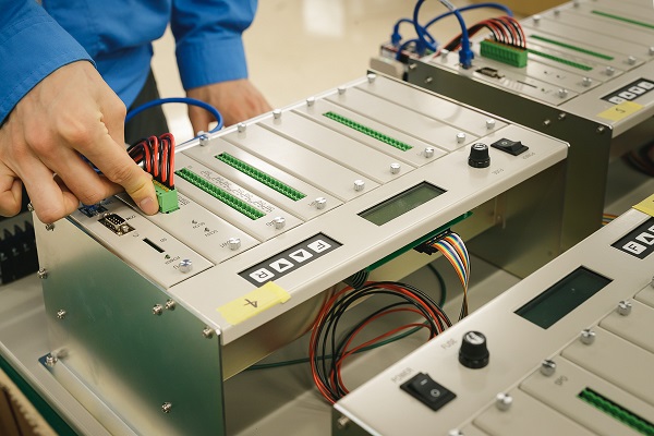 気象観測システムの動作点検作業の写真