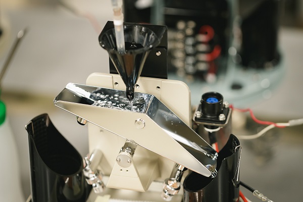 雨量計の写真(左右のますに水が溜まると転倒して雨量を計測する)