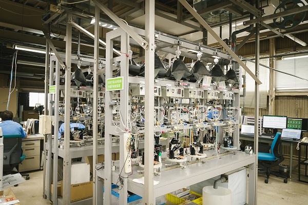 気象庁から認定を受けている工場内の雨量計試験設備