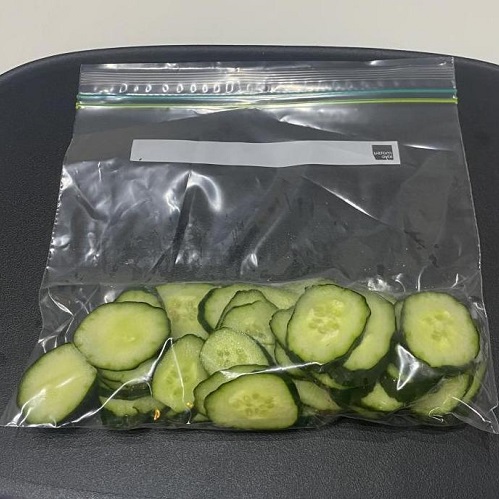 きゅうりの冷凍保存方法、薄切りにして保存袋に入れた画像