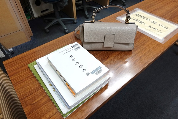 バックに入りきらない本