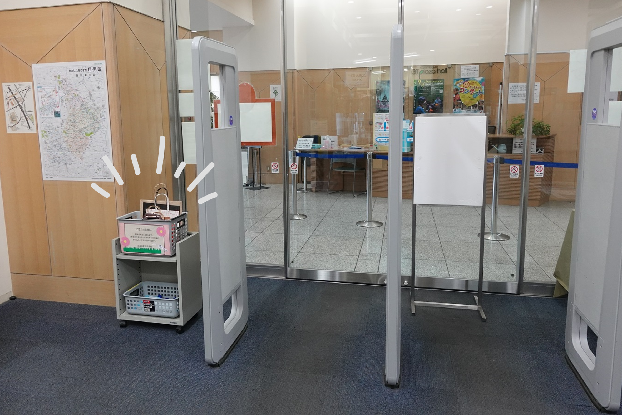 図書館入り口に置かれた貸出図書持ち帰り用紙袋