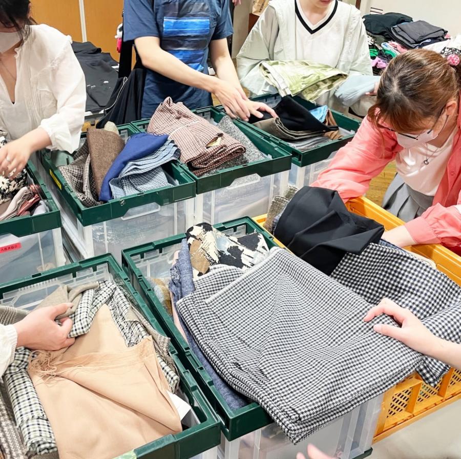 古布・衣類の引き渡しの様子