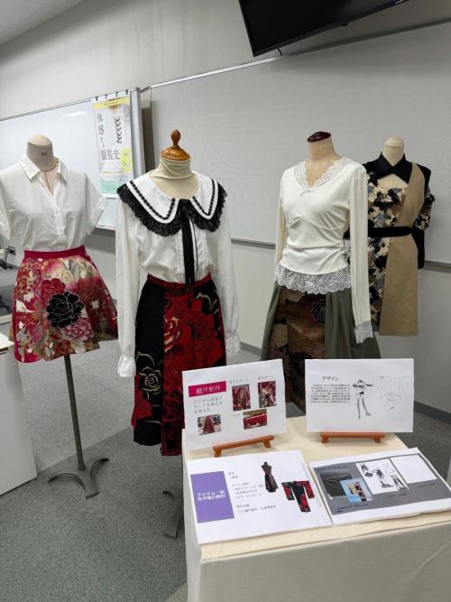 作品が並んで展示されている写真