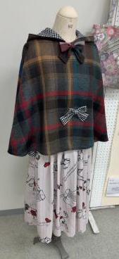 作品の写真(チェック柄のポンチョ)