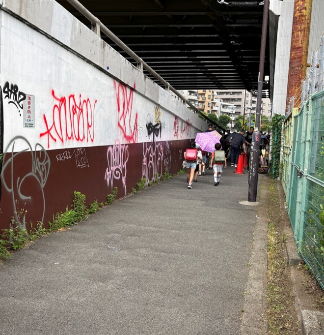 落書きのある高架下の様子