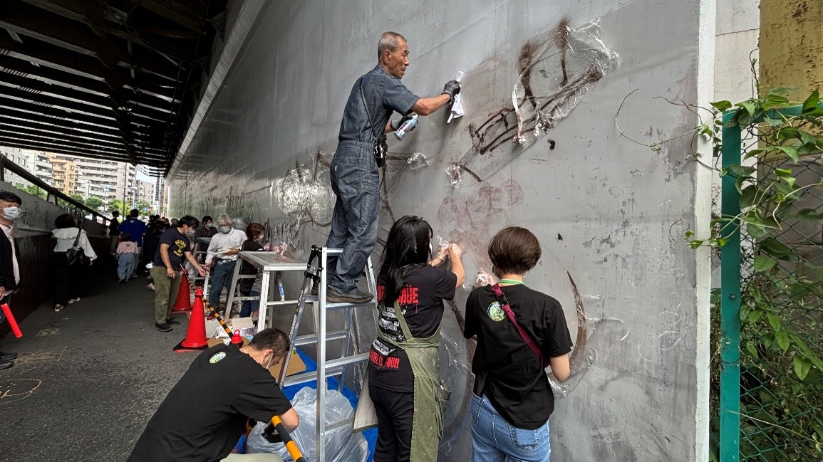 落書きを消す様子