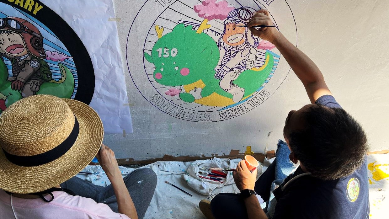 すげかりゅうを描く様子