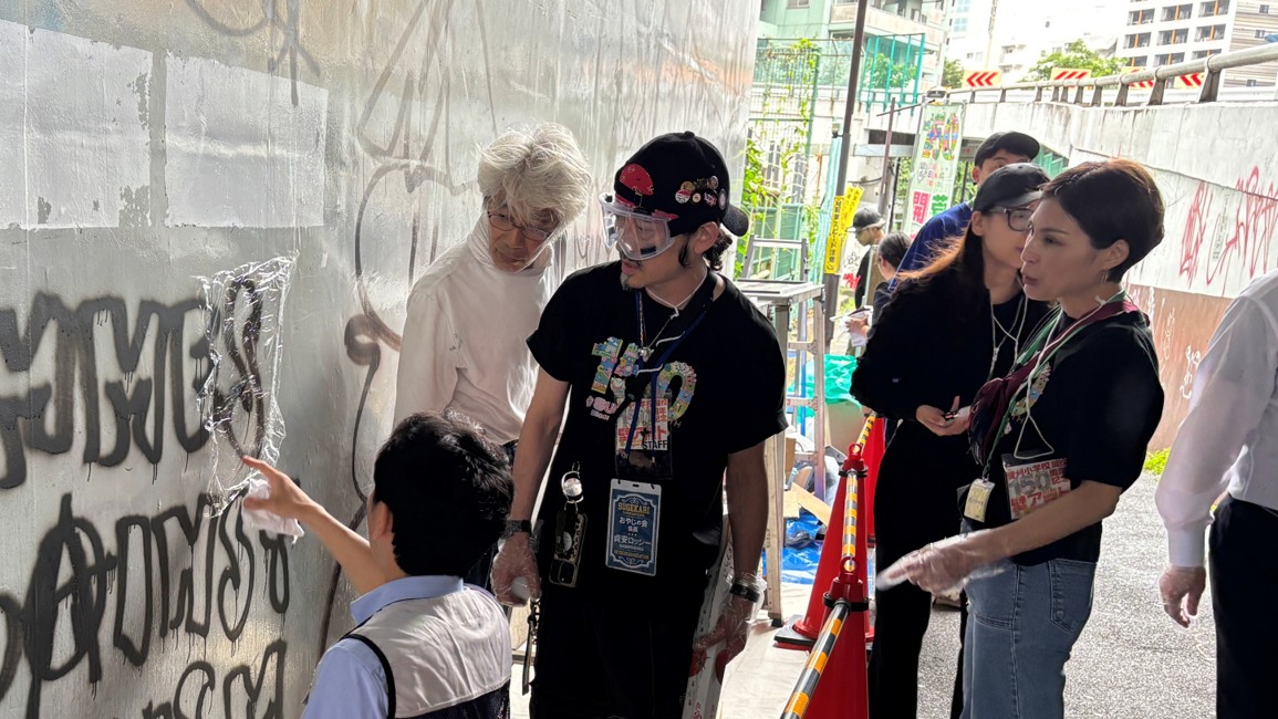 落書きの消しかたを話す様子