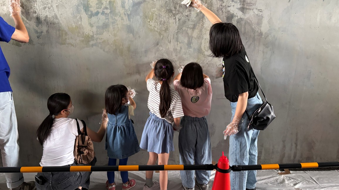 落書きを消す子どもたち