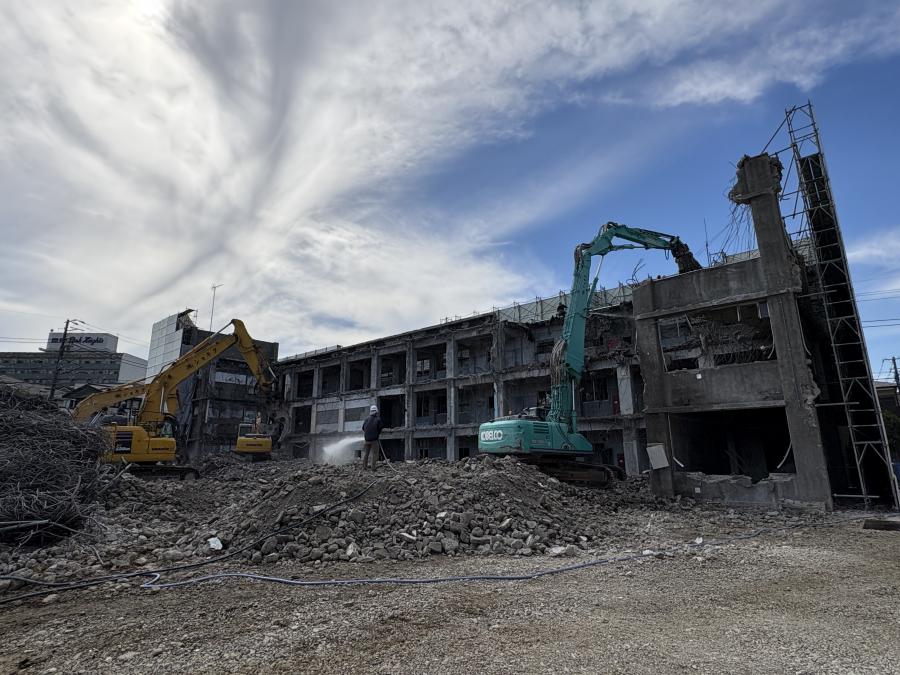 既存校舎（旧第九中学校）解体工事の写真