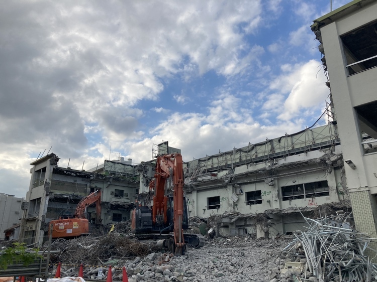 既存校舎（旧第十一中学校）解体工事の写真