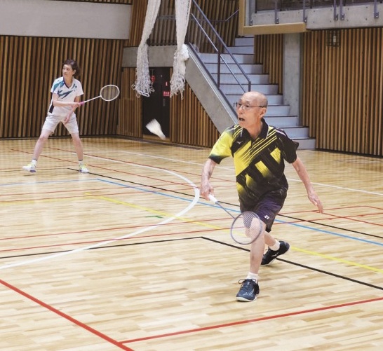 原田さんがバドミントンをしている写真