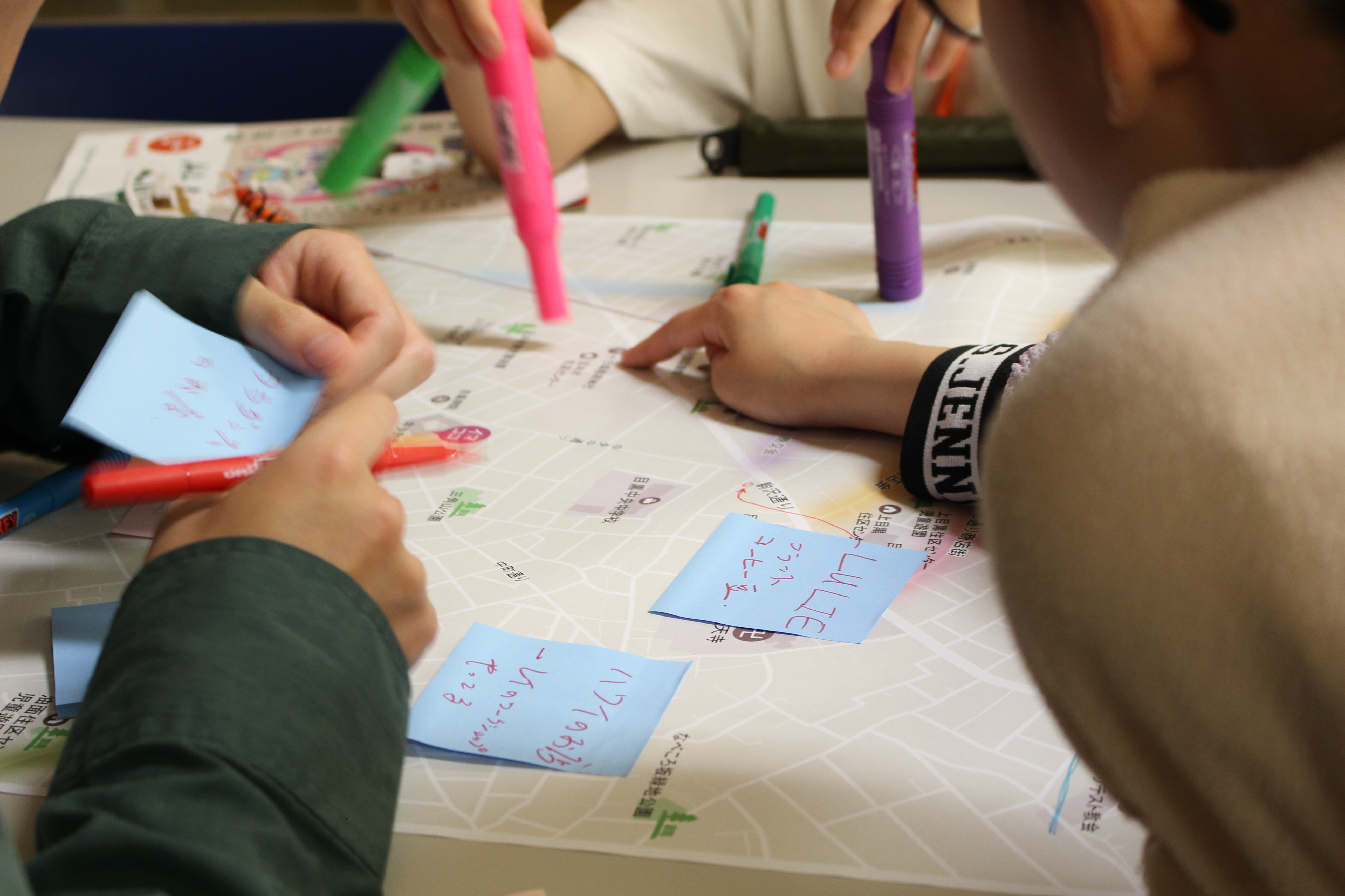 地図に書き入れていく様子