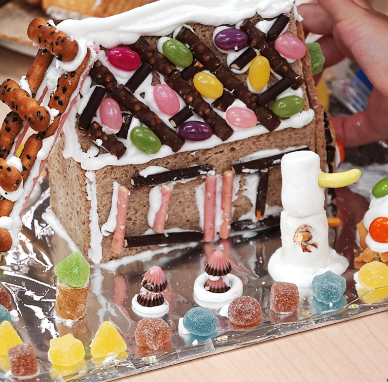 お菓子で建築体験！親子で楽しむ「お菓子の家づくり教室」