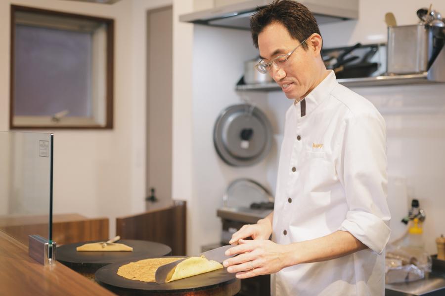 クレープを焼く込山さんの写真