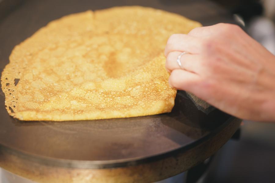 クレープ生地を広げている写真